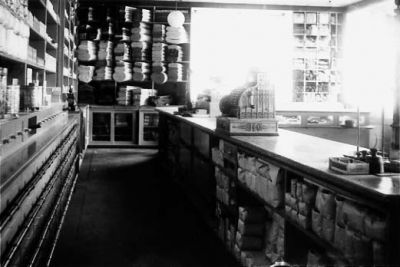 Affär med disk och kassapparat.
Nyckelord: Affärsinredning