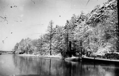 Vattendrag med båt.
Nyckelord: Vinter