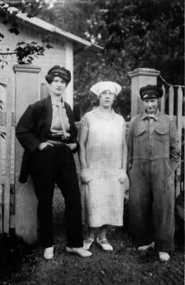 3 kvinnor stående i grindhål.
Nyckelord: Grind