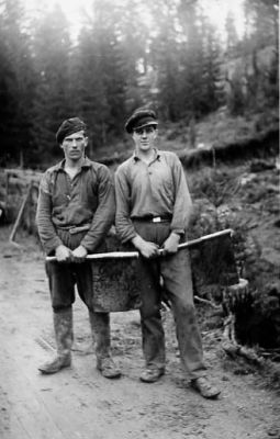 2 män stående med signalflaggor.
Nyckelord: Väg Skog Signalflagga