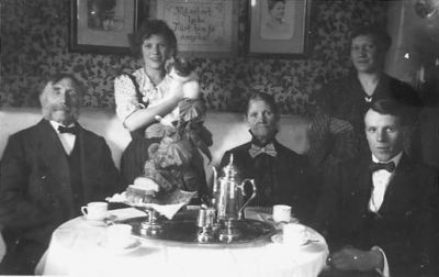 5 personer runt kaffebord.
Nyckelord: Katt Kaffe