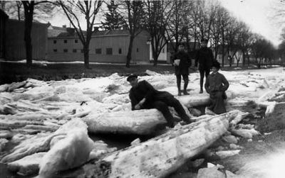 4 personer på isflak.
Nyckelord: Islossning