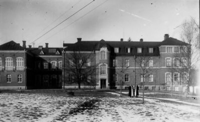 2 kvinnor stående framför byggnad.
Nyckelord: Vinter