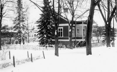 Byggnad i vinterskrud.
Nyckelord: Vinter