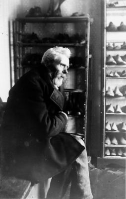 Man sittande på soffa.
