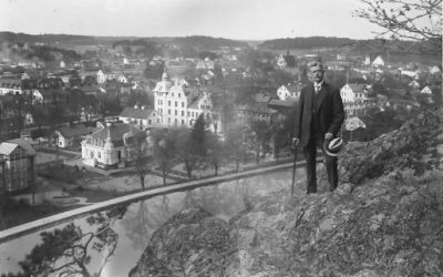 Man stående på berg med stadsvy i bakgrunden.
Nyckelord: Utsikt Käpp