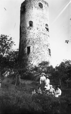 Ett antal personer framför ruin.
Nyckelord: Slottsruin