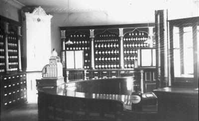 Apotek.
Nyckelord: Inredning Kassaapparat