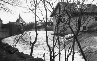 Byggnad vid vattendrag.
Nyckelord: Storån