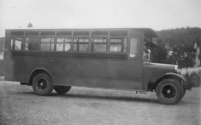 Buss stående på torg.
Nyckelord: Buss