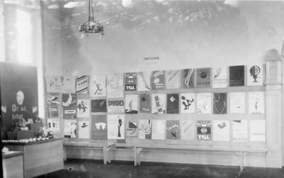 Bilder på vägg.
Nyckelord: Skola Aula,