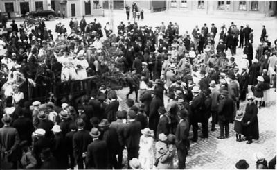 Folksamling på torg.
