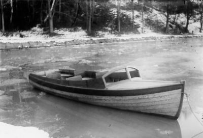 Båt liggande i vattendrag.
Nyckelord: Motorbåt Vinter