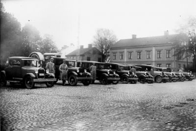 Ett antal bilar uppställda på torg.
Nyckelord: Bil Traktor