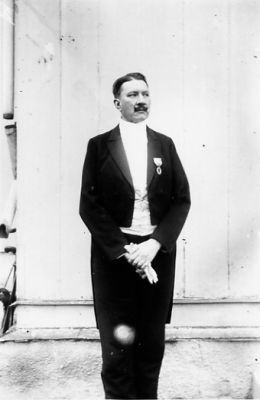 Man stående framför vägg.
