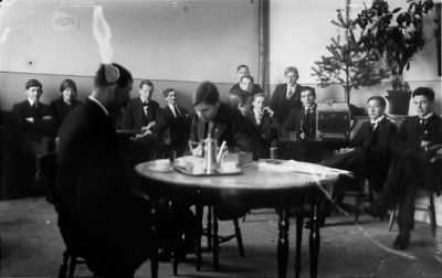 Ett antal personer sittande i café.
Nyckelord: Kaffebricka