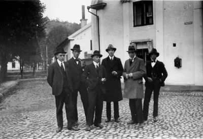 6 män stående på torg.
Nyckelord: Kullersten