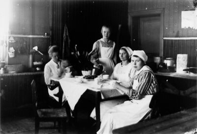 4 kvinnor runt ett kaffebord.
