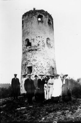 Ett antal personer stående framför ruin.
Nyckelord: Slottsruin