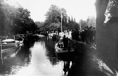 Båtar i vattendrag.
Nyckelord: Motorbåt