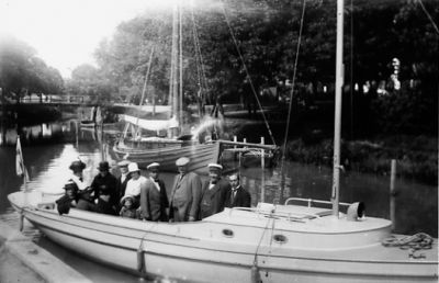 Ett antal personer stående i båt.
