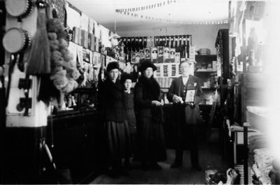 3 kvinnor stående framför affärsdisk och 1 bakom.
Nyckelord: Affärsinredning