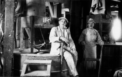 2 män sittande i kvarnlokal.
Nyckelord: Kvarn