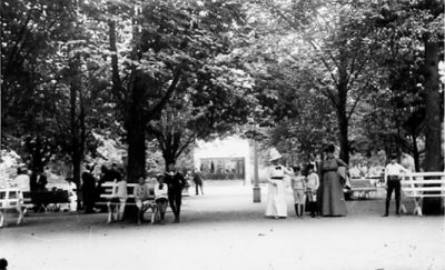 Ett antal personer i park.
Nyckelord: Parksoffa