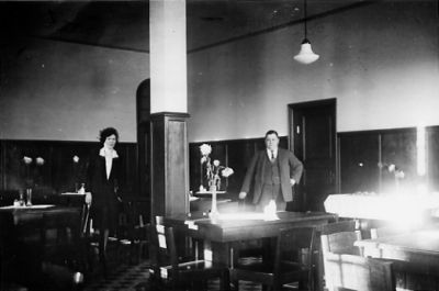 Man och kvinna stående i lokal.
