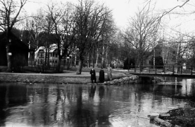 2 män och 1 kvinna stående vid vattendrag.
