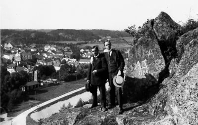 2 män stående på berg med stadsvy i bakgrunden.
Nyckelord: Utsikt