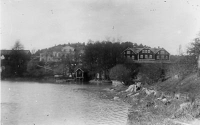 Vattendrag med byggnader i bakgrunden.
