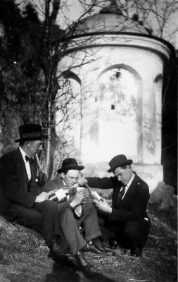 3 män sittande framför vattenkälla.
Nyckelord: Flaska