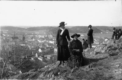 Ett antal personer på berg med statsvy i bakgrunden.
Nyckelord: Utsikt