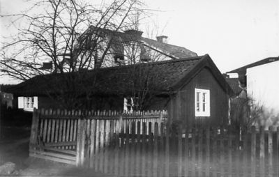 Byggnad.
Nyckelord: Staket