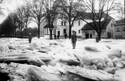 Ungdomar stående på isflak i vattendrag.
Nyckelord: Vinter Islossning