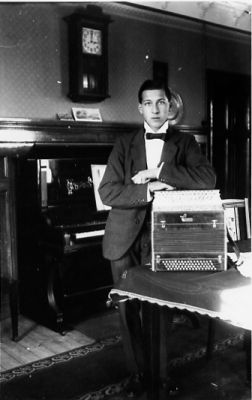 Man stående vid bord med dragspel.
Nyckelord: Dragspel Piano