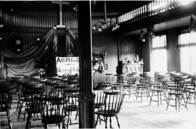 Lokal med pinnstolar.
Nyckelord: Lokal Pinnstolar