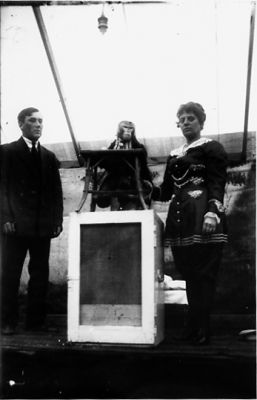 Man, kvinna och apa.
Nyckelord: Apa