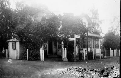 Byggnad vid vägkorsning.
Nyckelord: Lanthandel