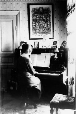 Kvinna spelande på piano.
Nyckelord: Piano Orgel