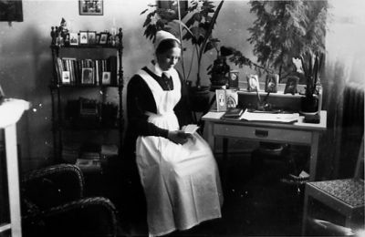 Kvinna sittande framför skrivbord.
Nyckelord: Sjukvårdspersonal Skrivbord