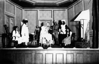 Ett antal personer på en scen.
