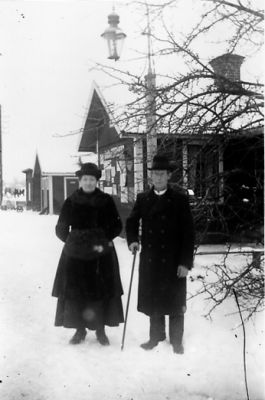 Man och kvinna stående framför byggnad.
Nyckelord: Käpp Vinter