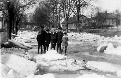 Ett antal ungdomar stående på isflak.
Nyckelord: Islossning Vinter