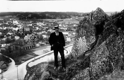Man stående på berg med statsvy i bakgrunden.
Nyckelord: Utsikt