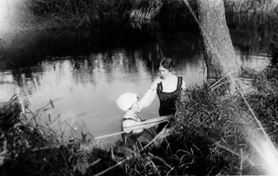 2 badande kvinnor.
Nyckelord: Bad