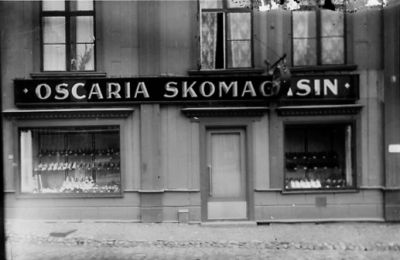 Affärsbyggnad.
Nyckelord: Kullersten Skyltfönster Skylt