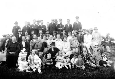 Ett antal personer sittande och stående inför fotografering.
