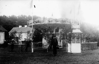 Man stående framför tivoli.
Nyckelord: Tivoli